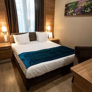 Kleines Zimmer mit Kingsize-Bett