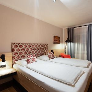 Standard Zimmer mit Kingsize-Bett