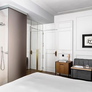 Kleines Zimmer mit Kingsize-Bett