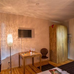 Zimmer mit Kingsize-Bett
