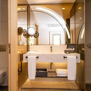 Deluxe Zimmer mit zwei Einzelbetten und mit Schwimmbadblick