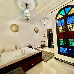 Zimmer mit Kingsize-Bett