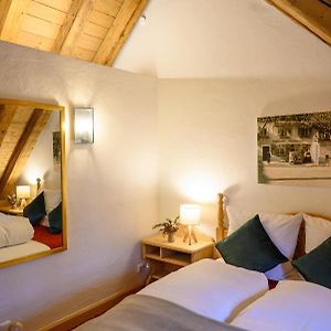 Zimmer mit Kingsize-Bett