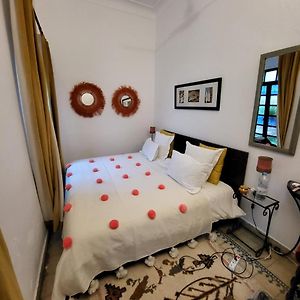 Zimmer mit Kingsize-Bett