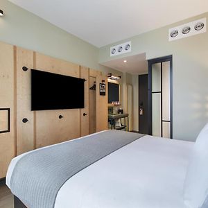 Zimmer mit Kingsize-Bett