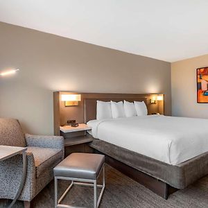 Zimmer mit Kingsize-Bett