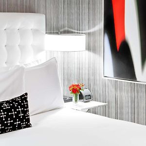 Zimmer mit Kingsize-Bett für Gäste mit Behinderungen