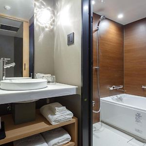 Angrenzendes Zimmer mit zwei Einzelbetten