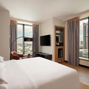 Eck-Zimmer mit Kingsize-Bett