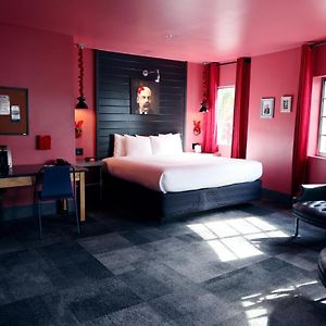 Großes Zimmer mit Kingsize-Bett