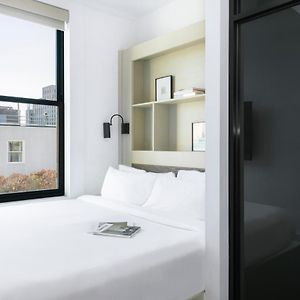 Gemütliches Zimmer mit Kingsize-Bett