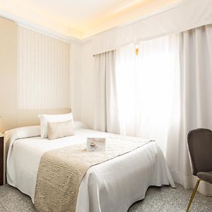 Zimmer mit Kingsize-Bett