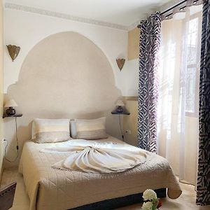 Zimmer mit Kingsize-Bett