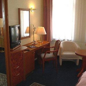 Zimmer mit Kingsize-Bett