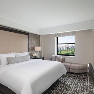 Zimmer mit Kingsize-Bett im oberen Stock