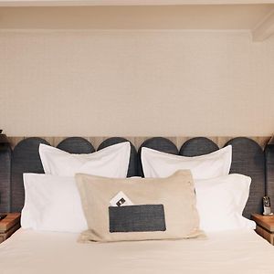 Kleines Zimmer mit Kingsize-Bett