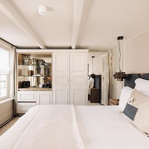 Kleines Zimmer mit Kingsize-Bett