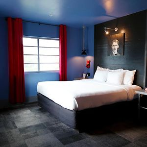 Zimmer mit Kingsize-Bett