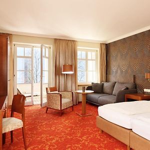 Zimmer mit Kingsize-Bett