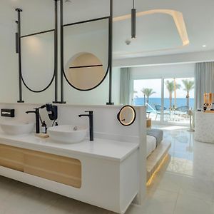 Junior Suite mit Kingsize-Bett und mit Schwimmbadblick