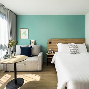 Zimmer mit Kingsize-Bett für Gäste mit Behinderungen