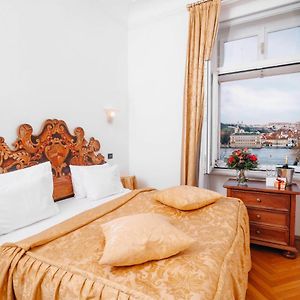 Zimmer mit Flussblick
