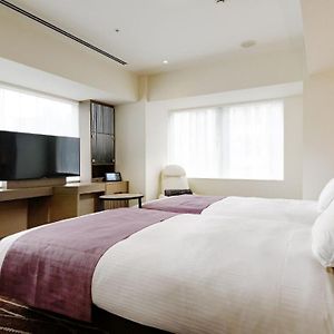Eck-Zimmer mit zwei Einzelbetten