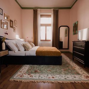 Großes Zimmer mit Kingsize-Bett