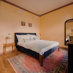 Zimmer mit Kingsize-Bett