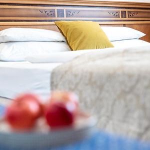 Zimmer mit Kingsize-Bett