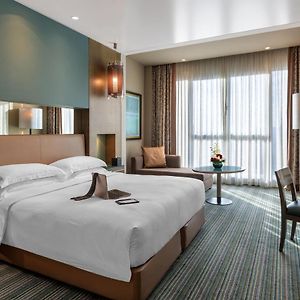 Zimmer mit Kingsize-Bett