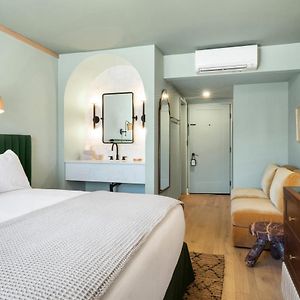 Zimmer mit Kingsize-Bett