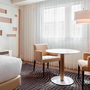 Zimmer mit Kingsize-Bett