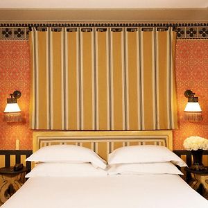 Zimmer mit Kingsize-Bett