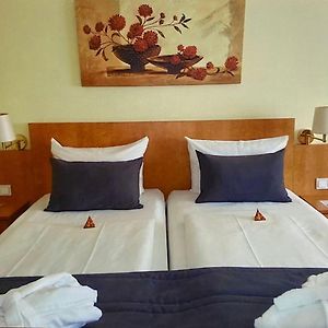 Standard Zimmer mit Kingsize-Bett