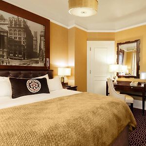 Zimmer mit Kingsize-Bett