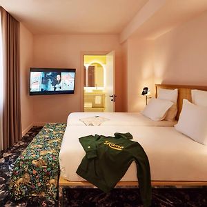 Mittelgroßes Zimmer mit Kingsize-Bett