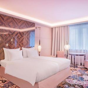 Zimmer mit Kingsize-Bett