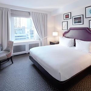 Zimmer mit Kingsize-Bett