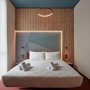 Zimmer mit Kingsize-Bett