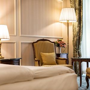 Zimmer mit Kingsize-Bett