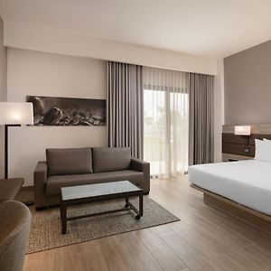Zimmer mit Kingsize-Bett und mit Schwimmbadblick