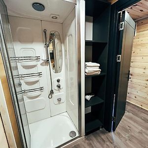 Zimmer mit Kingsize-Bett
