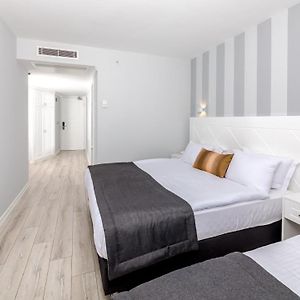 Großes Zimmer mit Kingsize-Bett