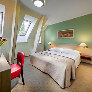 Zimmer mit Kingsize-Bett