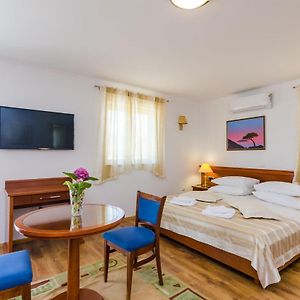 Apartments & Rooms V&M