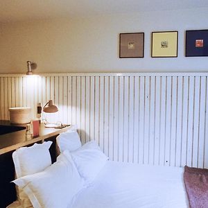 Zimmer mit Kingsize-Bett