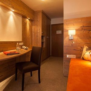 Budget Zimmer mit Kingsize-Bett