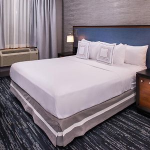 Zimmer mit Kingsize-Bett