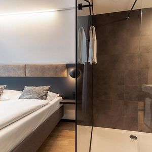 Zimmer mit Kingsize-Bett